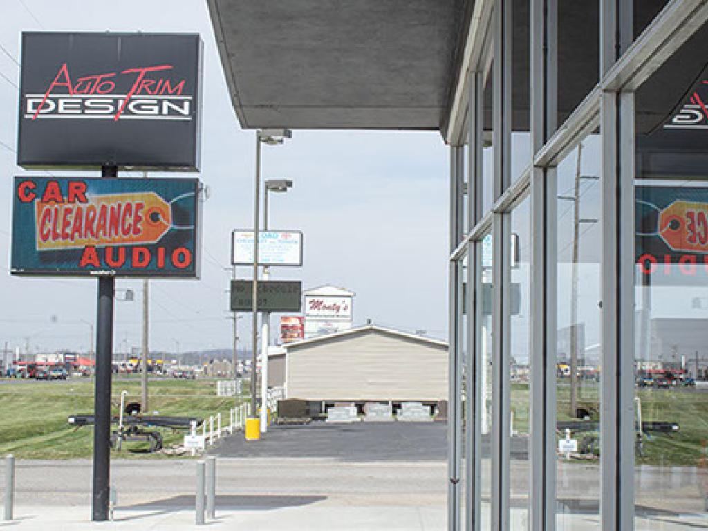 LED single pole pylon sign