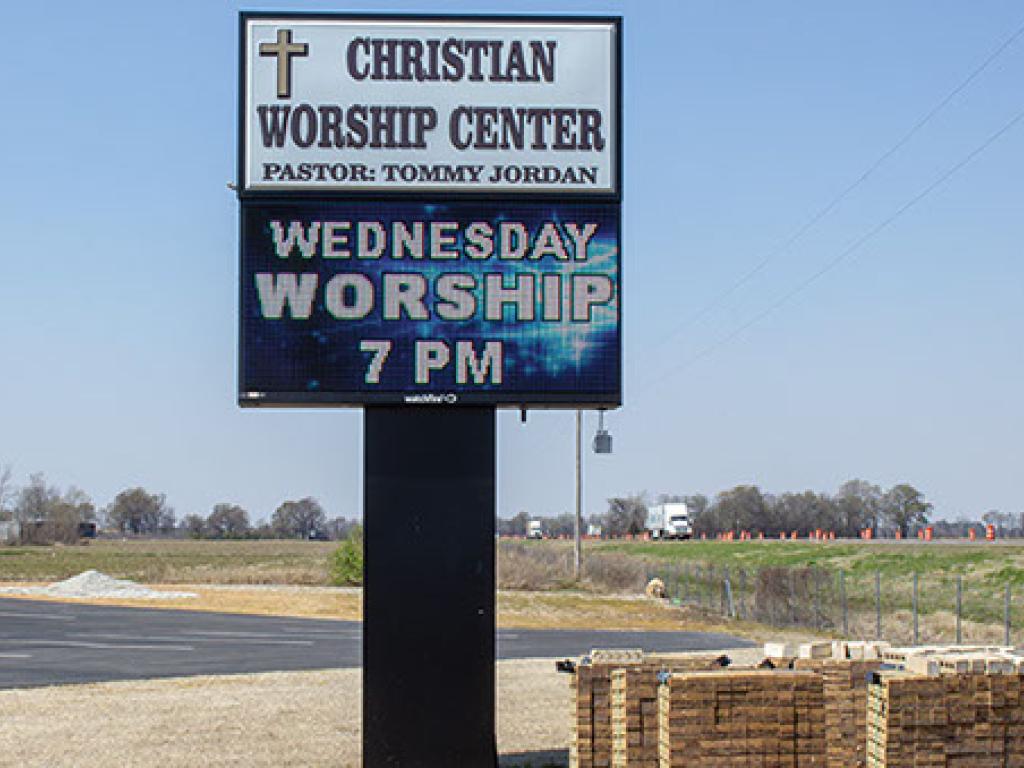 LED single pole pylon sign