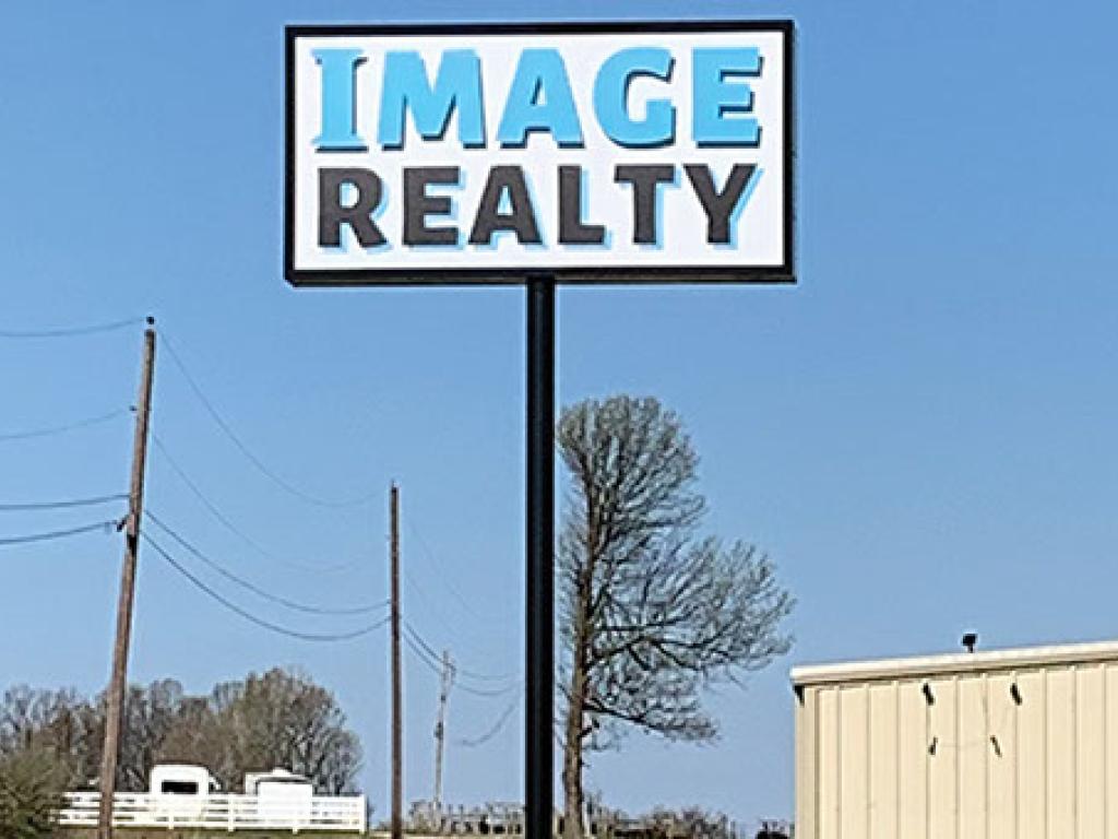 Single pole pylon sign